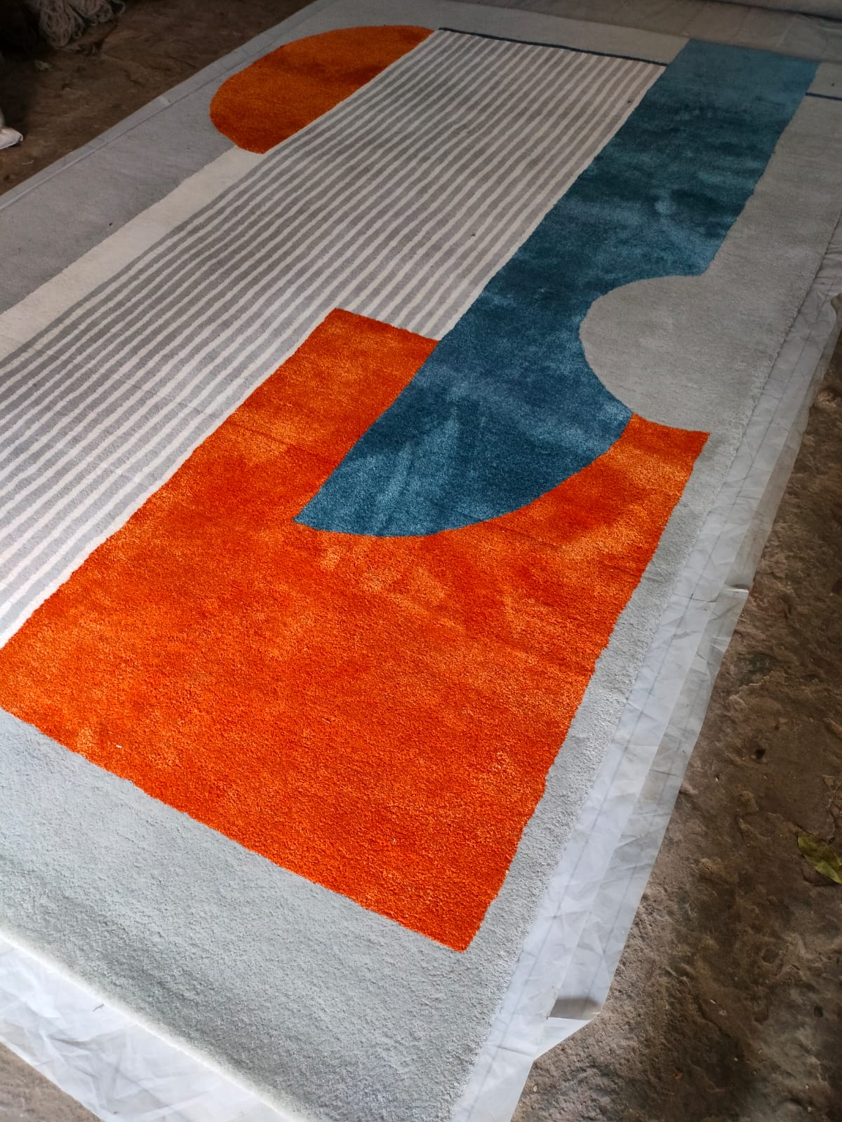 Elegant Hand-Tufted Rug for Cozy Living Spaces