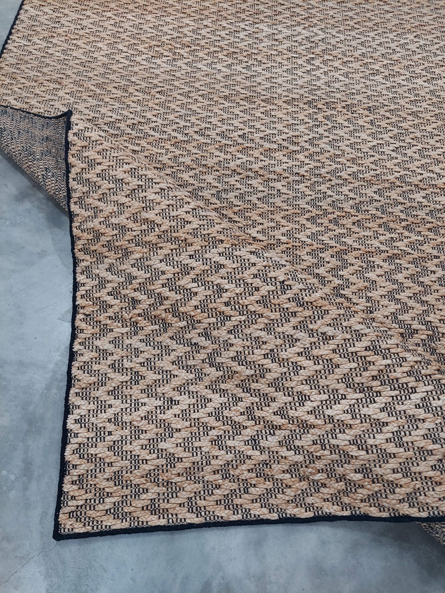 JP0015 CHEVRON JUTE – NATURAL JUTE & BLACK RUGS