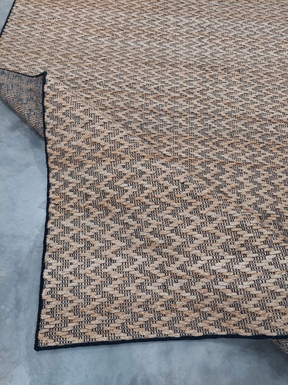 JP0015 CHEVRON JUTE – NATURAL JUTE & BLACK RUGS