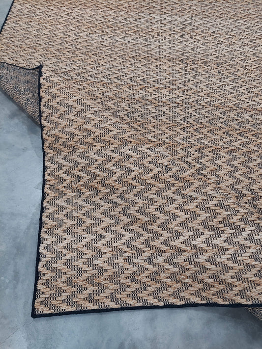 JP0015 CHEVRON JUTE – NATURAL JUTE & BLACK RUGS