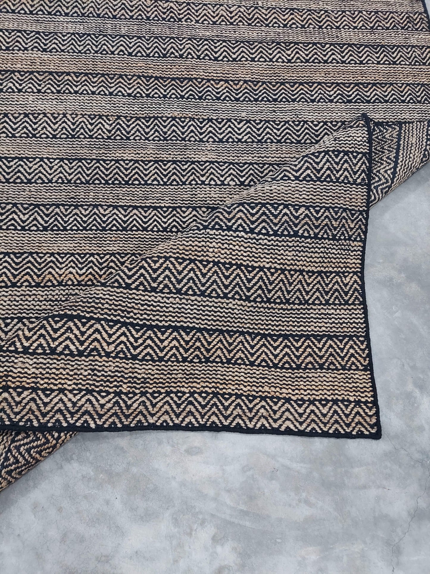 JP0016 CHEVRON LINES – NATURAL JUTE & BLACK RUGS