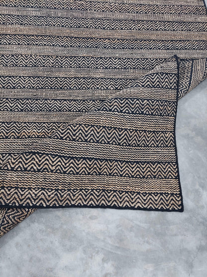 JP0016 CHEVRON LINES – NATURAL JUTE & BLACK RUGS